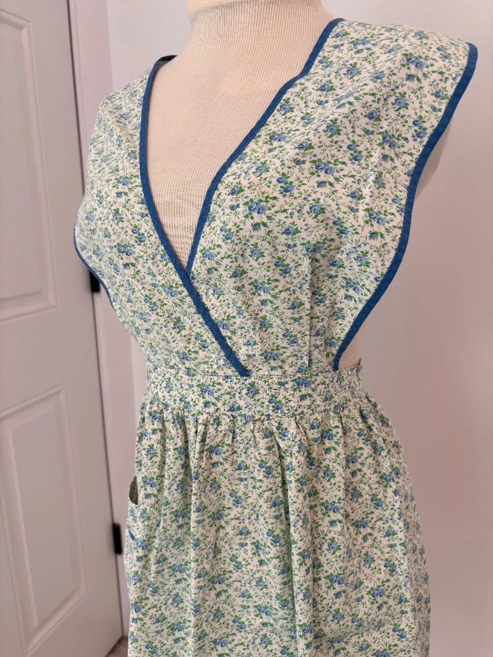 Vintage handmade crossover apron blue and green ditsy-floral blue trim